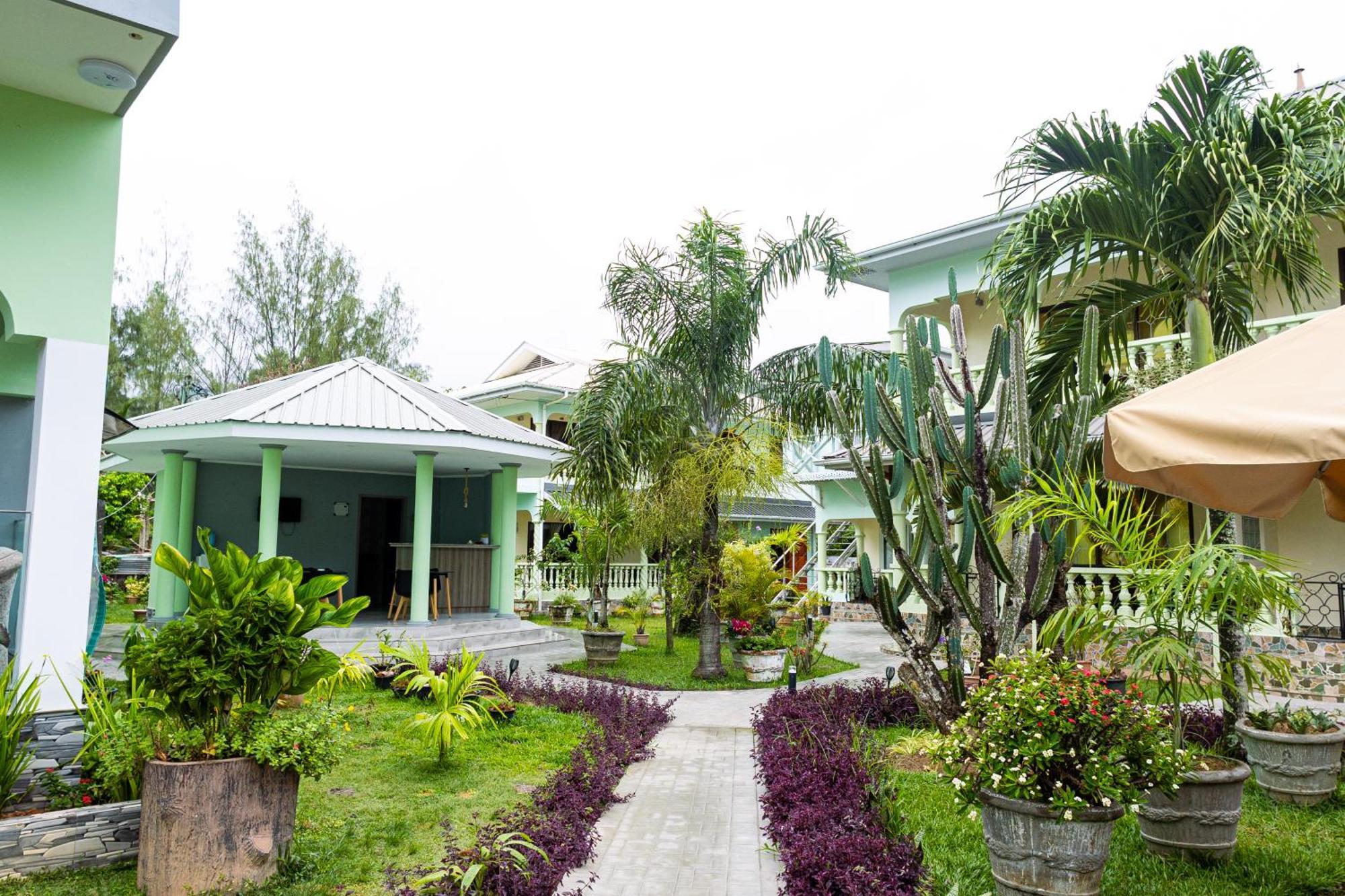 Green Palm Self Catering Anse aux Pins Bagian luar foto